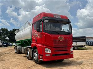 Xe bồn chở cám 29 khối Faw 4 chân bơm thổi khí