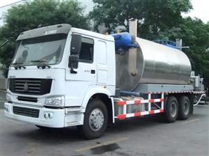Xe phun tưới nhựa đường Howo 3 chân 10 khối (10m3)
